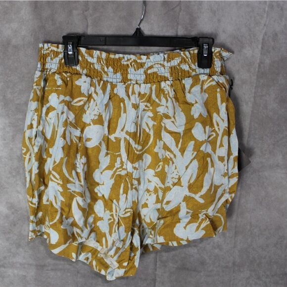 Women's Floral Linen Shorts 1X  - Picture 1 of 4